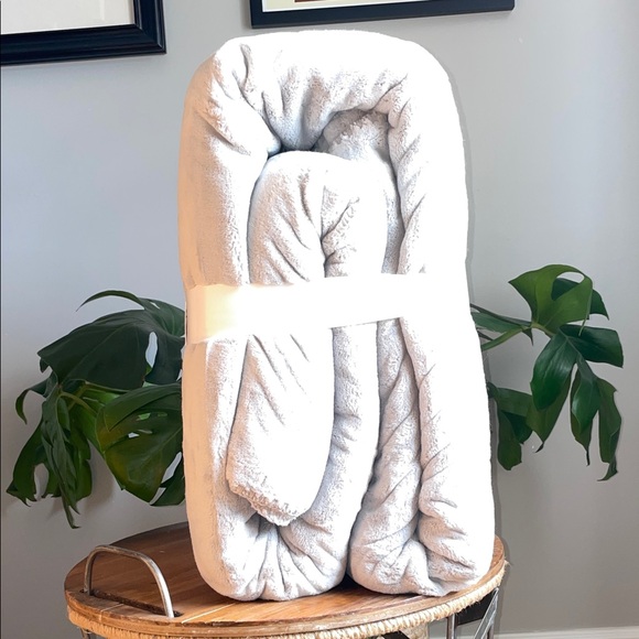 UGG Novah King Blanket in Seal Gray - Picture 5 of 12